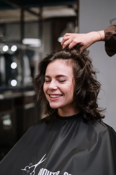 Kundin nach dem Styling im Friseursalon in Berlin-Lankwitz